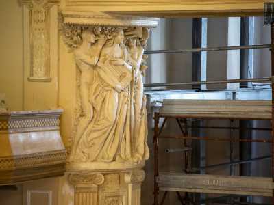 Tra mille impalcature spiccano alcuni elementi gi� ristrutturati. Ai lati del palco ad esempio svettano due pilastri arricchiti da paraste e fiori in pietra e da due allegorie scultoree ispirate alle arti